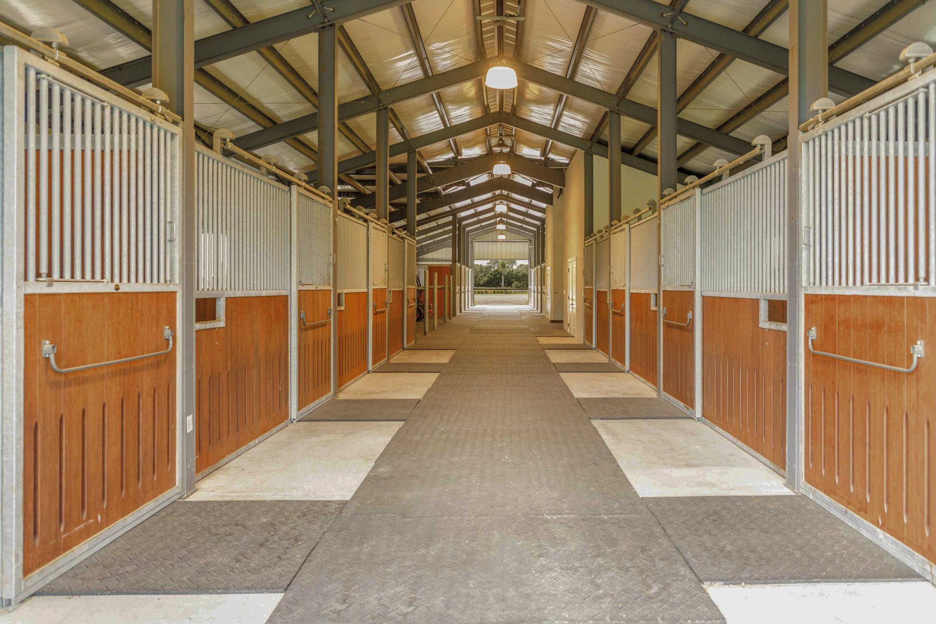 Stable lane with horse stalls model Verden made of hot-dip galvanised steel