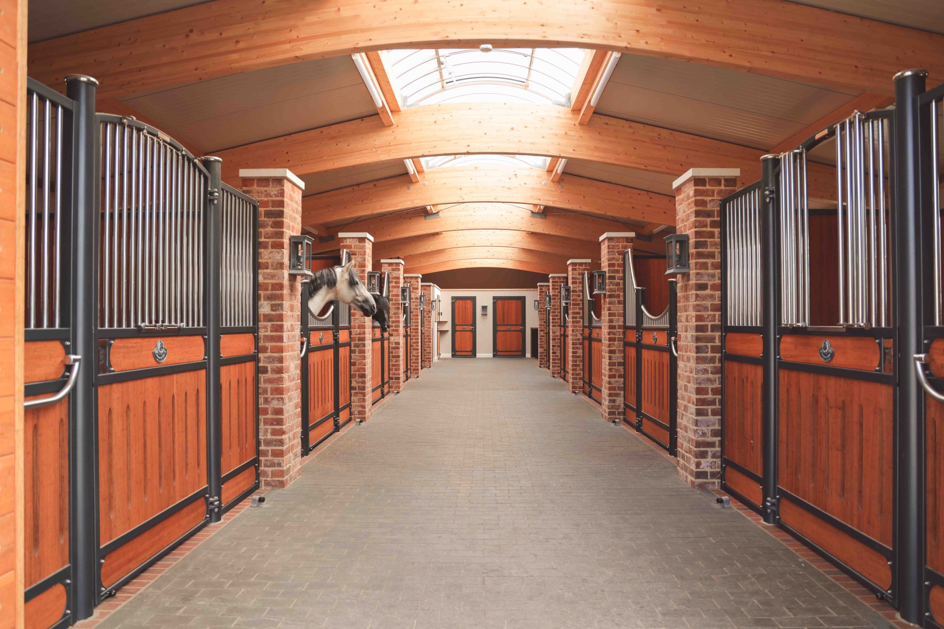 Stable lane with horse stalls in Hannover and Bremen with masonry support, light ridge with glulam trusses